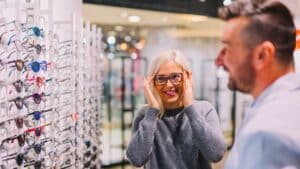 comment choisir le bon opticien pour des lunettes adaptées à vos besoins