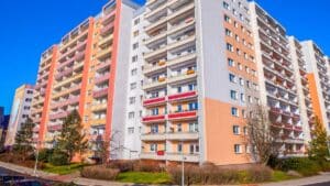 la décision est mal vue il n'est plus possible d'accéder à un logement social au delà de cette somme en 2025