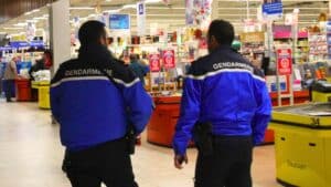 la gendarmerie alerte sur cette arnaque redoutable aux cartes bancaires dans les supermarchés, voici comment la repérer